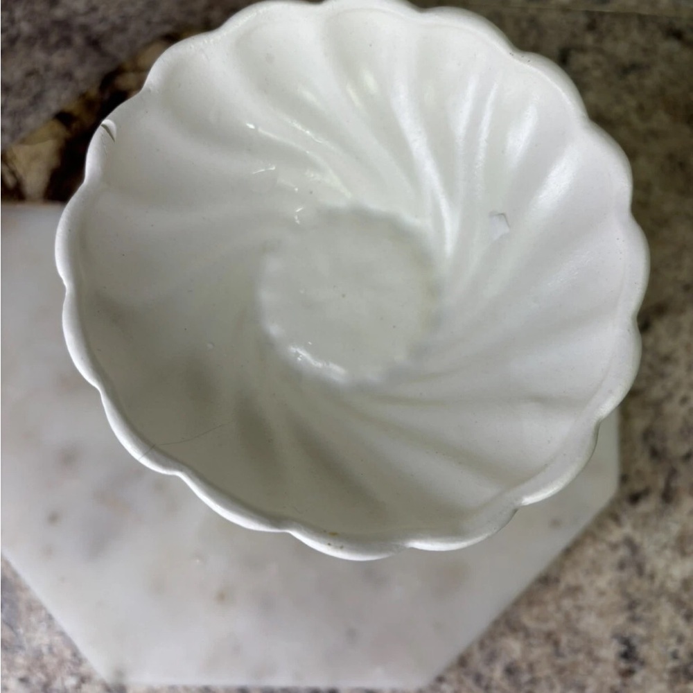 Charming White Ceramic Pedestal Bowl with Cherub Design - Picture 6 of 6